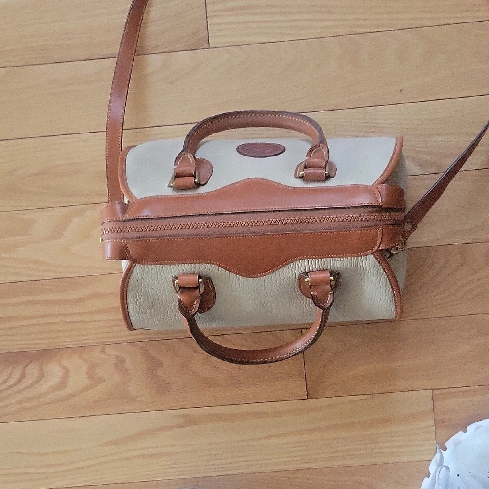 Dooney & Bourke-style Cream and Tan Leather Satchel Dr Bag